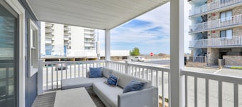 ⭐️Stunning Renovated Large Balcony 20 Steps to Beach⭐️