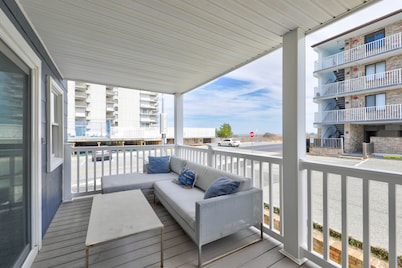 ⭐️Stunning Renovated Large Balcony 20 Steps to Beach⭐️