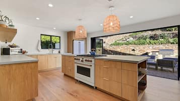 Refrigerador, microondas, horno, placa de cocina