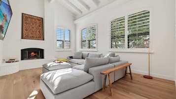 Smart TV, chimenea, monitor de computadora, impresora