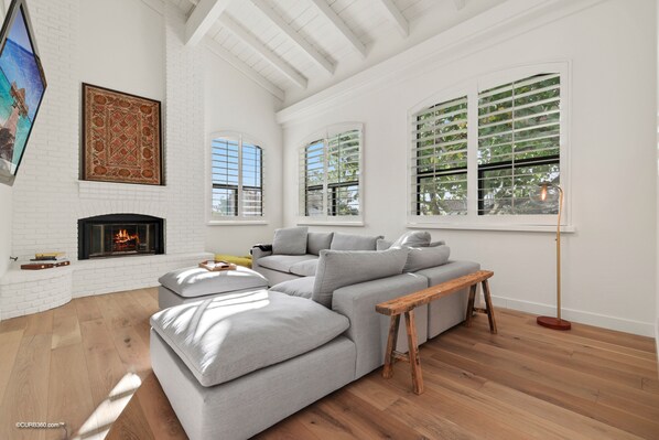 Smart TV, fireplace, books, music library - Surf and sun from your ocean view oasis with pool in Cardiff by the Sea (Encinitas)