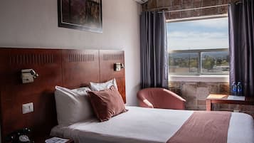 Desk, soundproofing, free WiFi, bed sheets