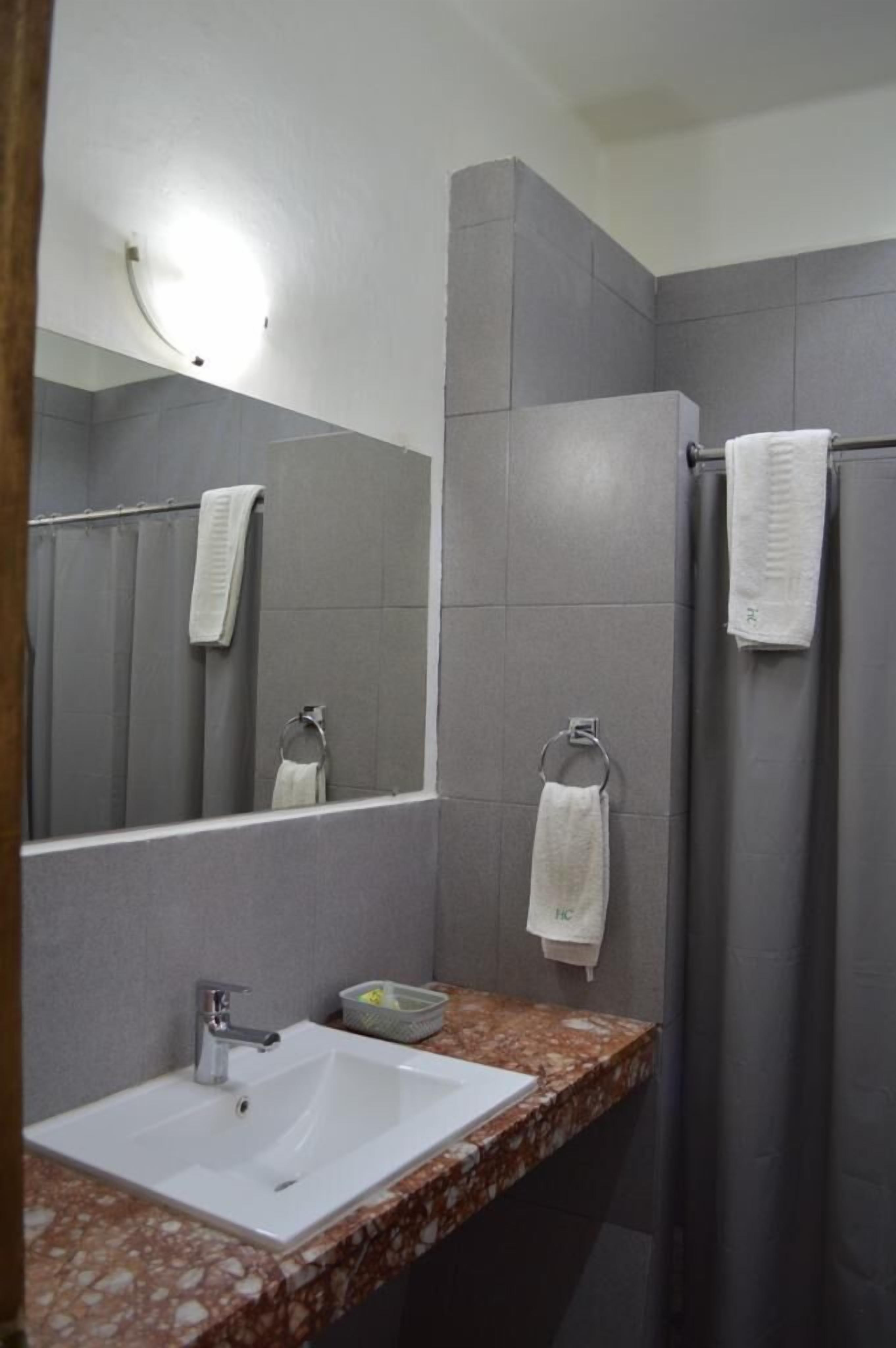 Superior eenpersoonskamer | Badkamer | Een douche, handdoeken, zeep, shampoo