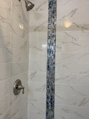 Een douche, een haardroger, handdoeken, zeep
