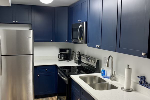 Coffee/tea maker, fridge, microwave, oven