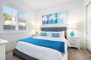 3 habitaciones, escritorio y tabla de planchar con plancha 