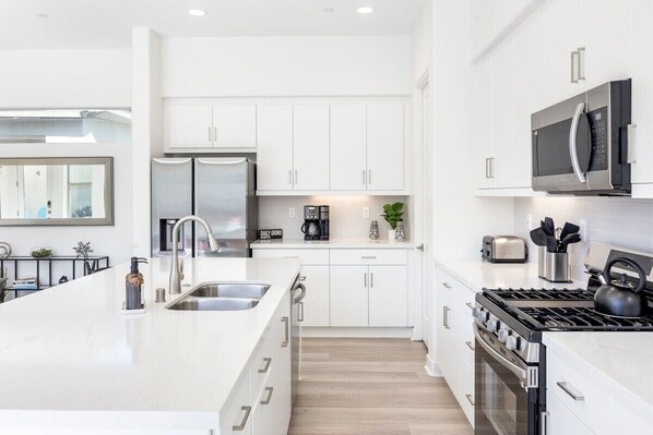 Kjøleskap, mikrobølgeovn, ovn og kokeplater