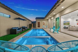 Ein Schwimmbad mit Liegestühlen und einer Terrassenanlage.