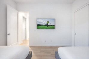 3 Schlafzimmer, Schreibtisch, Bügeleisen/Bügelbrett, Reisekinderbett