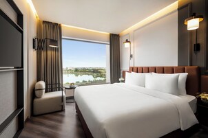 Muebles diferentes, escritorio y espacio para trabajar con laptop 