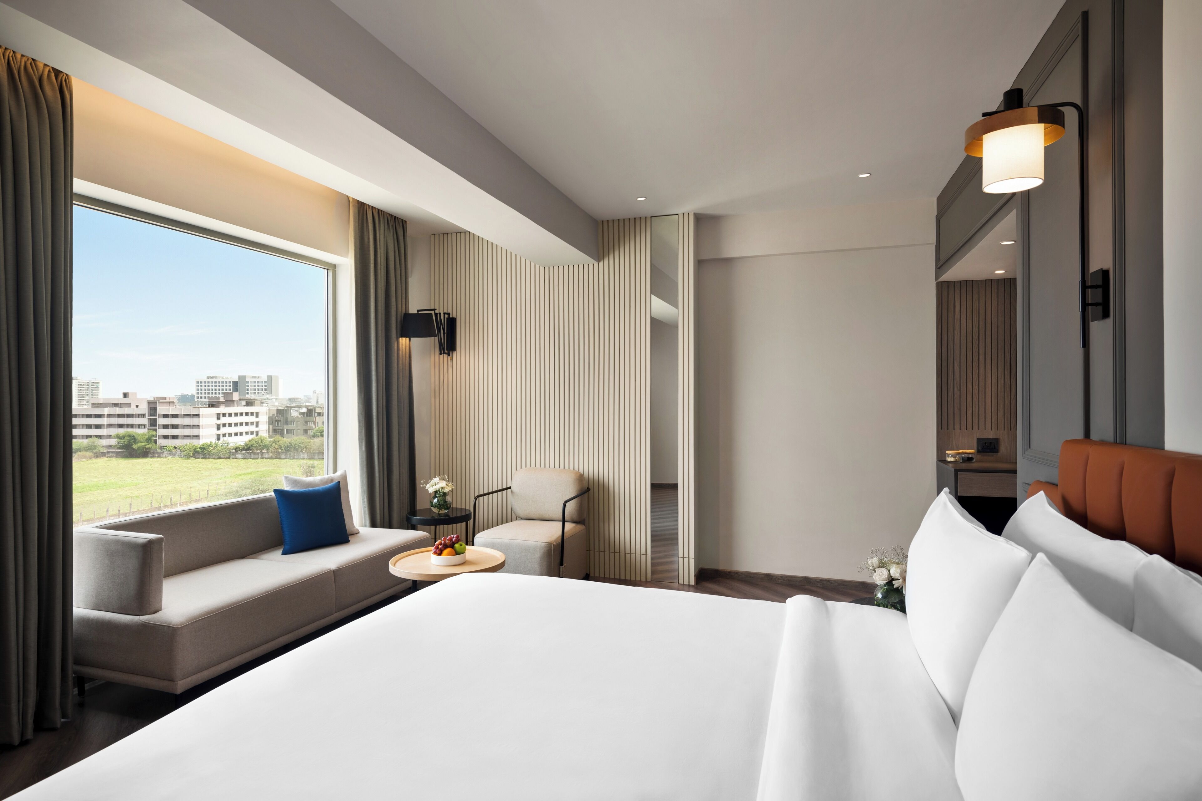 Junior Süit, 1 En Büyük (King) Boy Yatak | Ayrı ayrı döşenmiş, masa, dizüstü bilgisayar çalışma alanı 