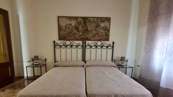 4 slaapkamers, reisbedje, wifi, beddengoed