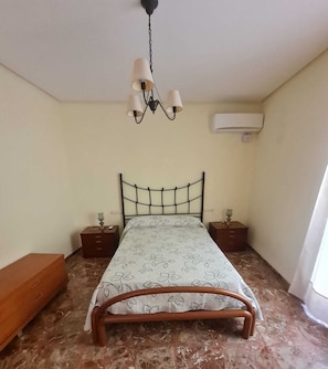 4 bedrooms, travel cot, WiFi, bed sheets - Beautiful Town  house. Montserrat, Valencia (Montserrat)