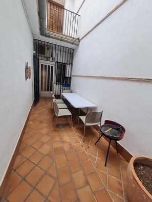Outdoor dining - Beautiful Town  house. Montserrat, Valencia (Montserrat)