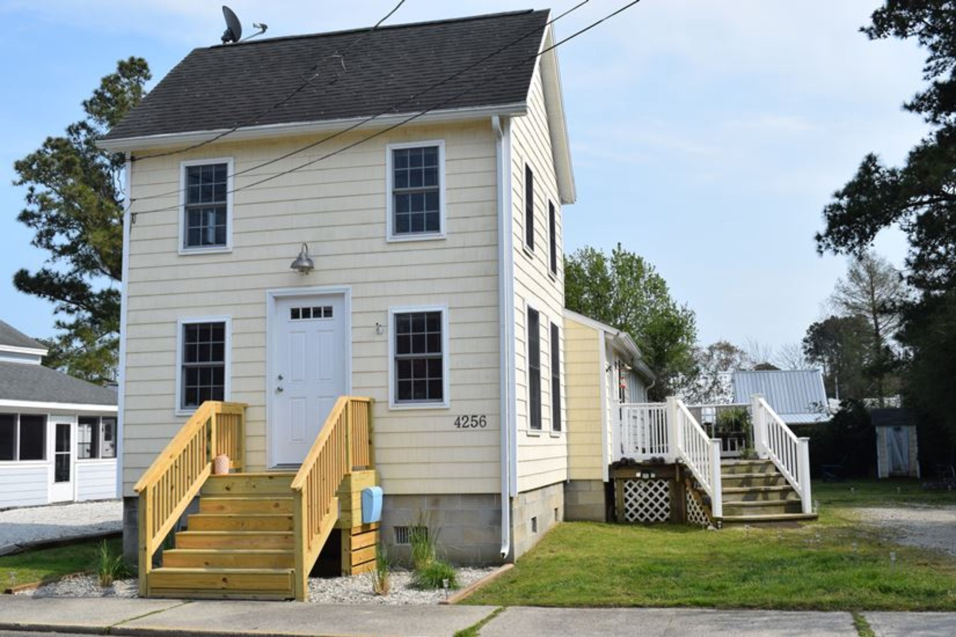 Bamboo Bungalow-Adorable Cottage on Quiet Street Close to Downtown! Firepit!!!!!