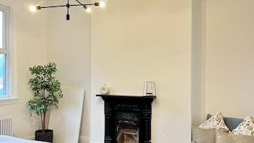 5 bedrooms, iron/ironing board, free WiFi, bed sheets