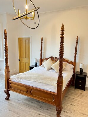 5 bedrooms, iron/ironing board, free WiFi, bed sheets
