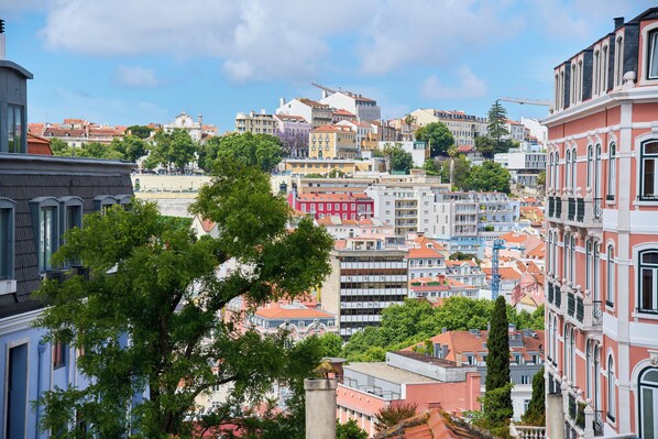 Un paisaje urbano con diversos edificios, incluyendo residenciales y comerciales.