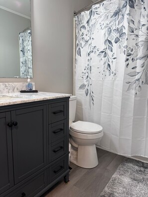 Haartrockner, Handtücher, Seife, Shampoo