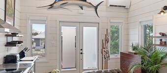 Cozy Turkey Point Tiny Home 1 min walk to the beach with Jacuzzi Hottub!