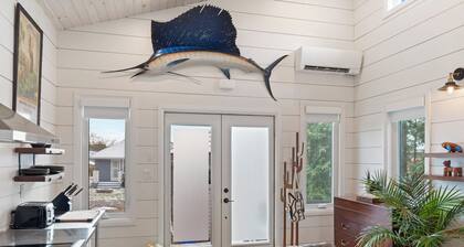 Cozy Turkey Point Tiny Home 1 min walk to the beach with Jacuzzi Hottub!