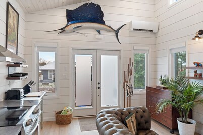 Cozy Turkey Point Tiny Home 1 min walk to the beach with Jacuzzi Hottub!