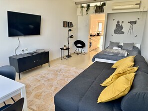 Family Studio Suite | Television - Ein Hod - Artists Village (Hof HaCarmel)