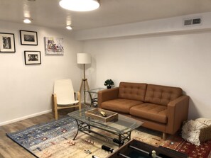 Een smart-tv, een open haard, tafelvoetbal en boeken