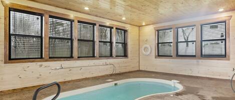 Innendørsbasseng og et oppvarmet basseng