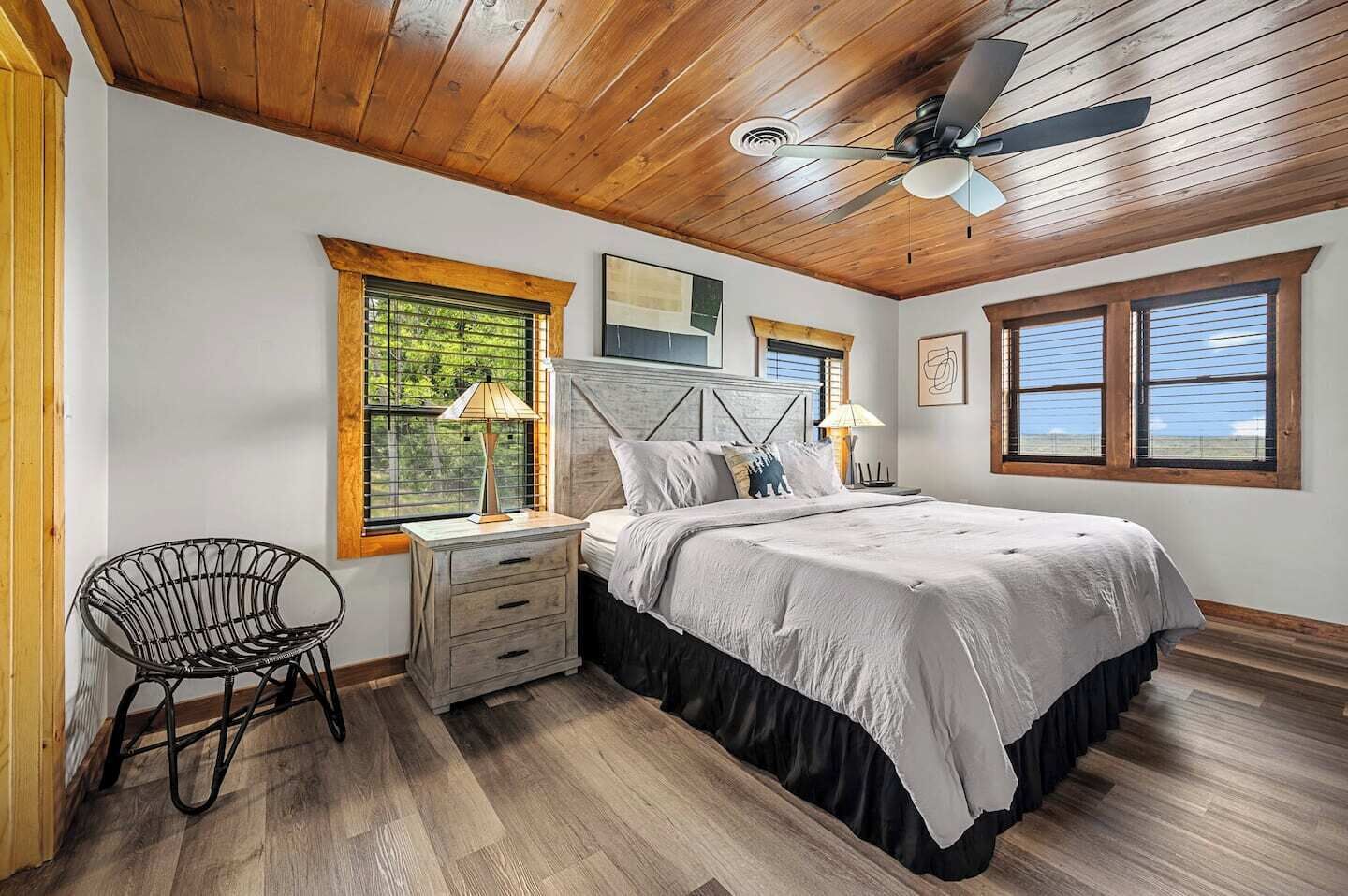 4 bedrooms, iron/ironing board, WiFi, bed sheets