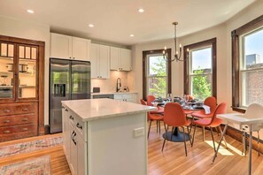 Fridge, microwave, oven, stovetop - Close to Downtown and Family-Friendly! (Salem)