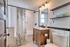 Bañera, secador de pelo, toallas