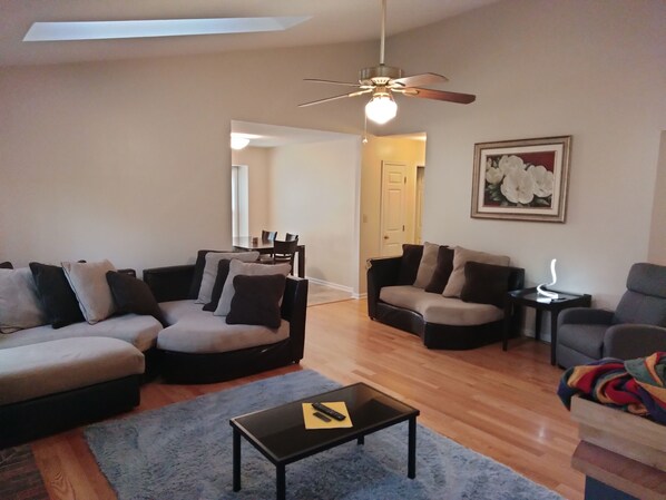 Smart-TV, peis, DVD-spiller og bøker