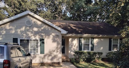 Forest of Solitude/2 king beds/grill/hammock/4BR