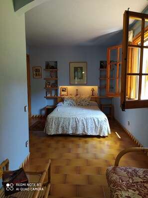 4 bedrooms, desk, iron/ironing board, travel crib