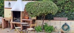 Outdoor dining - VILLA BETWEEN NATURAL PARKS (Vallgorguina)