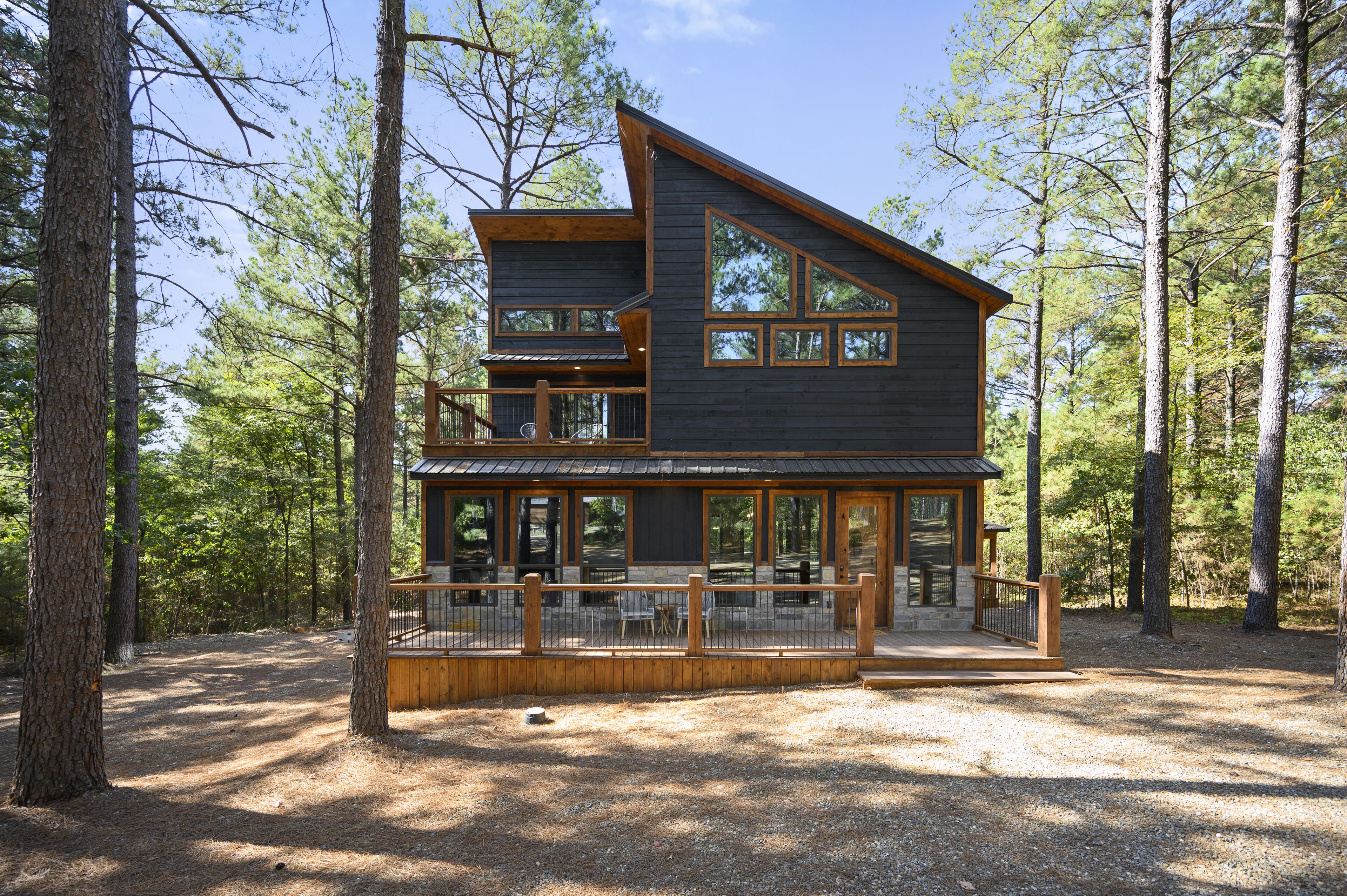 Modern classic family cabin with 3 bedrooms, bunk loft