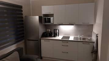 Kühlschrank, Mikrowelle, Herdplatte, Wasserkocher mit Kaffee-/Teezubehör