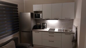 Kühlschrank, Mikrowelle, Herdplatte, Wasserkocher mit Kaffee-/Teezubehör