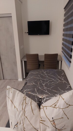 1 bedroom, desk, free WiFi, bed sheets