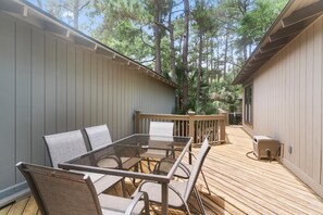 Outdoor dining - Kiawah Exclusives | 1031 Sparrow Cottage (Johns Island)