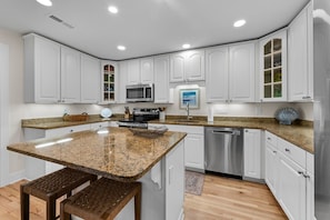 Coffee/tea maker, fridge, microwave, oven - Kiawah Exclusives | 1031 Sparrow Cottage (Johns Island)