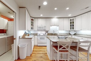 Fridge, microwave, oven, stovetop - Kiawah Exclusives | 1031 Sparrow Cottage (Johns Island)