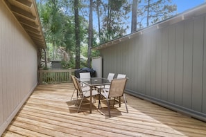 Outdoor dining - Kiawah Exclusives | 1031 Sparrow Cottage (Johns Island)