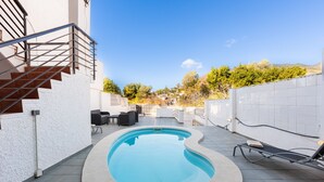 A swimming pool with a tiled deck, a staircase, outdoor furniture, and a view of the surrounding landscape. - Casa Torremuelle I – 2-Bedroom Vacation Home with Pool, BBQ & Patio (Benalmádena)