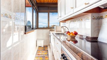 Wasserkocher mit Kaffee-/Teezubehör, Kühlschrank, Mikrowelle, Ofen