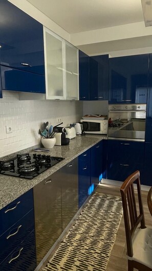 Geladeira, micro-ondas, fogão, cooktop