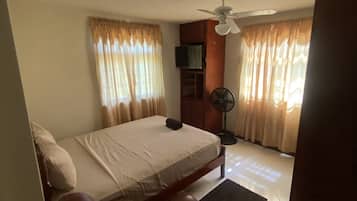 4 habitaciones, tabla de planchar con plancha, wifi y ropa de cama