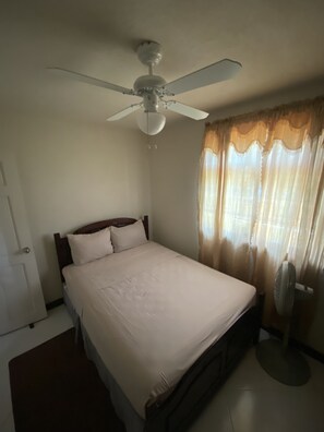 4 bedrooms, iron/ironing board, WiFi, bed sheets - Authentic Bajan Living (Oistins)