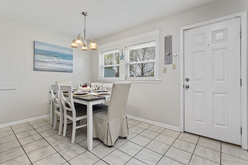 Sandy Sands Retreat! Just 1 min to the beach!